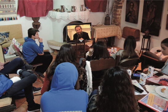 Ο π. Θεμιστοκλής Μουρτζανός, σε ένα ζωντανό διάλογο μέσω Skype, με τα παιδιά των κατηχητικών της Ευαγγελιστρίας Πειραιώς