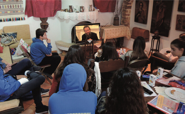 Ο π. Θεμιστοκλής Μουρτζανός, σε ένα ζωντανό διάλογο μέσω Skype, με τα παιδιά των κατηχητικών της Ευαγγελιστρίας Πειραιώς